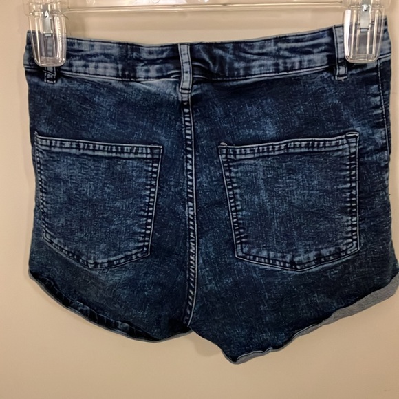 Size 10 stretch denim jean shorts - Picture 2 of 4